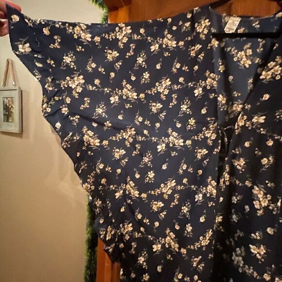 Floral Shawl/Coverup  - Picture 2 of 6